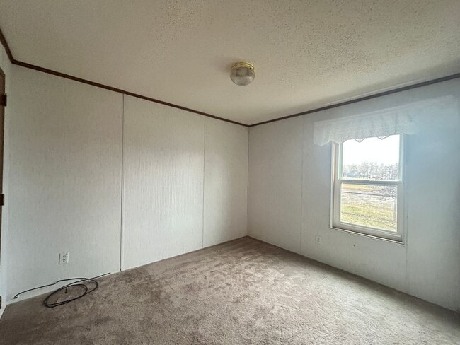 Building Photo - 3 Bed / 2 Bath  on One Acre – Garage Included