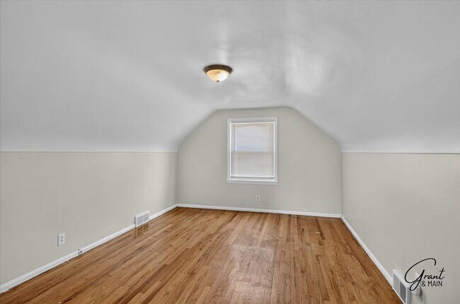 Building Photo - $1300 3 bedrooms
