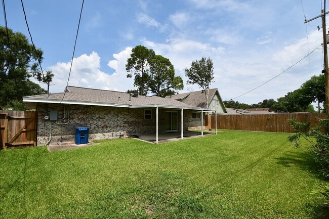 Building Photo - 2017 Sunset Ct N