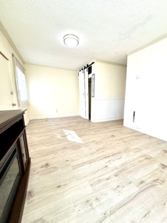 Building Photo - Clean Downtown One Bedroom Utilities Included