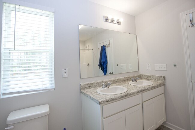 Building Photo - Coming up soon!!!!Centric beautiful proper...