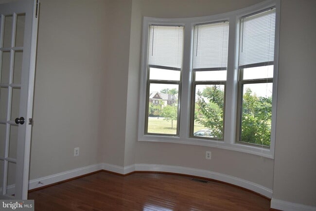 Building Photo - Luxurious Single-Family Home in Vibrant On...