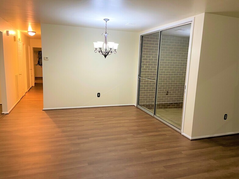 Dining area - 10245 Prince Plz