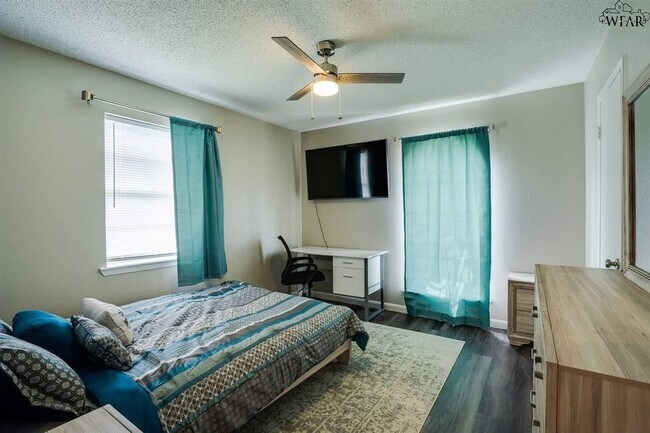 Building Photo - 5511 Hooper Dr