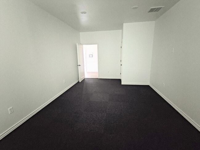 Building Photo - 817 Irish Ln