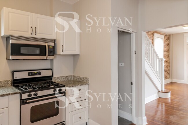 Building Photo - Charming 3BR Townhome