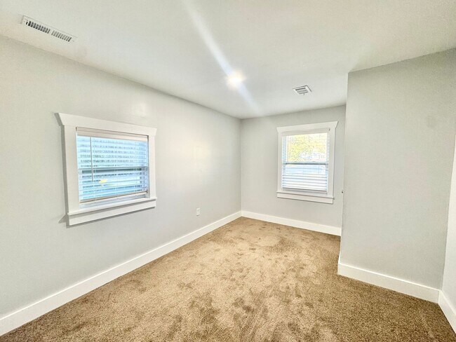 Building Photo - Beautiful white brick ranch styled home off White Bluff in Savannah, Ga!