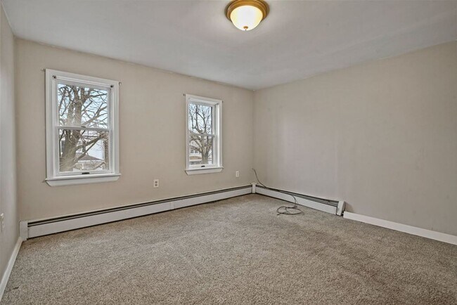 Building Photo - Newly Renovated 4-Bedroom House with Moder...
