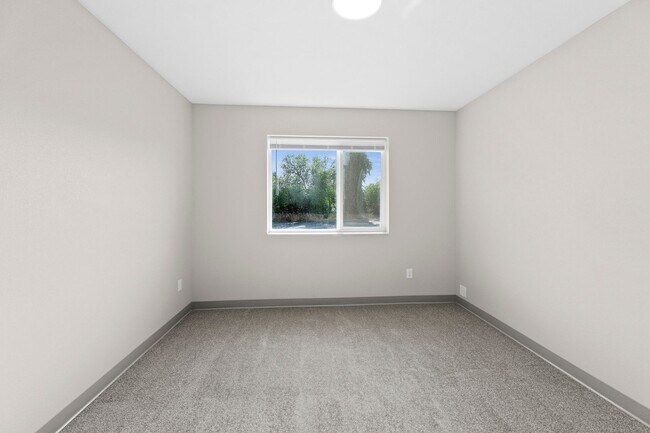 Building Photo - Zero-step Valley Duplex for rent!