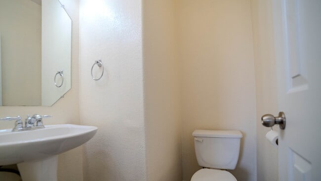 Building Photo - "Spacious 3-Bed, 3-Bath Gem on Bridgewood Drive"