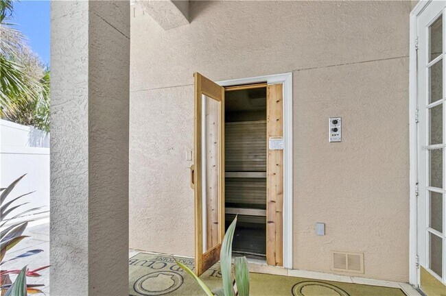Building Photo - 4301 Bay Club Cir
