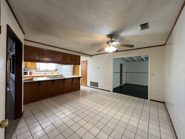 Building Photo - ** PRICE REDUCED** 3 Bedroom 2 Bathroom Ho...