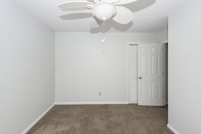 Building Photo - 3 Bedroom 2 Bath Home in Briarwood - Summe...