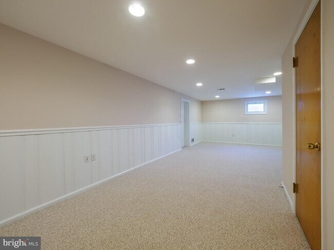 Building Photo - 2702 Navarre Dr