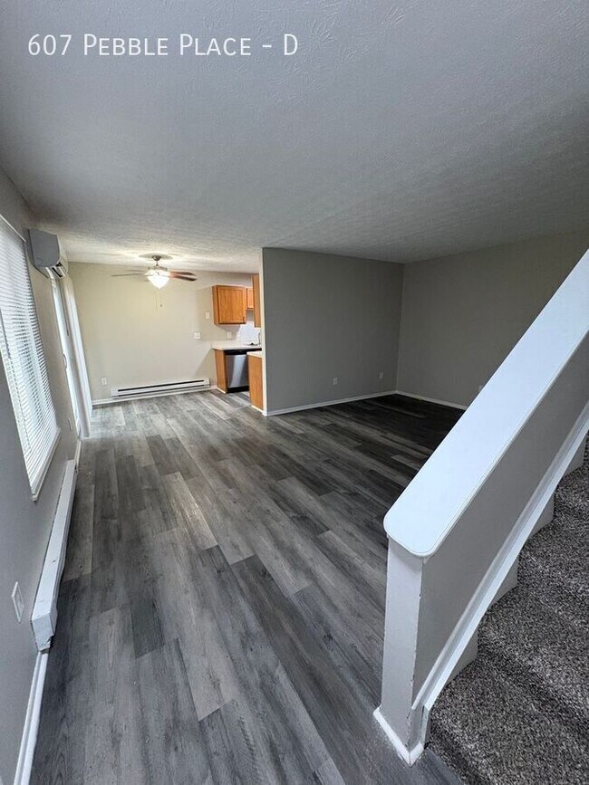 Building Photo - 607 Pebble Pl Dr