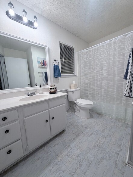 Building Photo - 7418 Meadow Cliff St