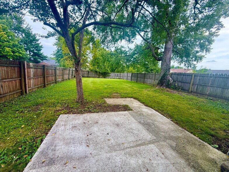 Building Photo - 5584 Chatford Dr