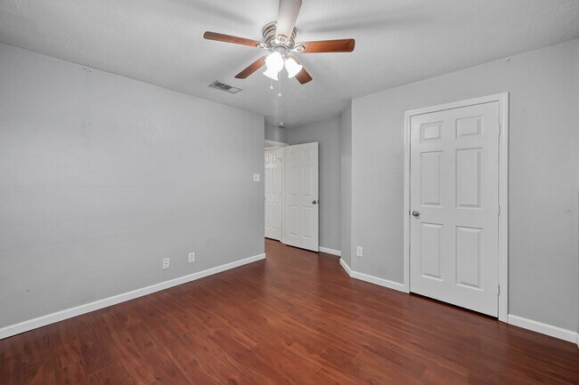 Building Photo - 5714 Overton Park Dr