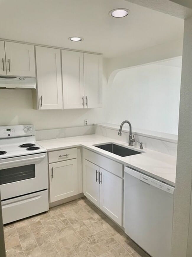 Building Photo - Location, Location, Location Prime Bellevue Condo with Private Balcony