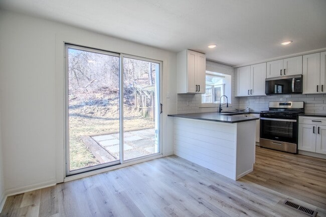 Building Photo - RENOVATED & READY FOR MOVE IN! STUNNING 3 ...