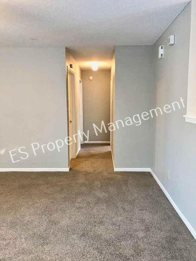 Building Photo - Beautiful 3 Bedroom 2 Bathroom Ranch Style Home in Lawrence!