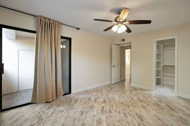 Building Photo - Camelback Corridor Condo now available!