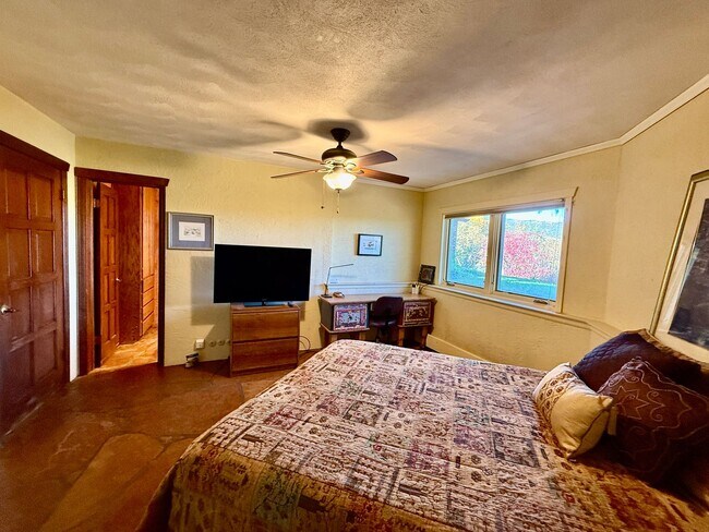 Building Photo - Historic Manitou Springs Home for Rent – M...