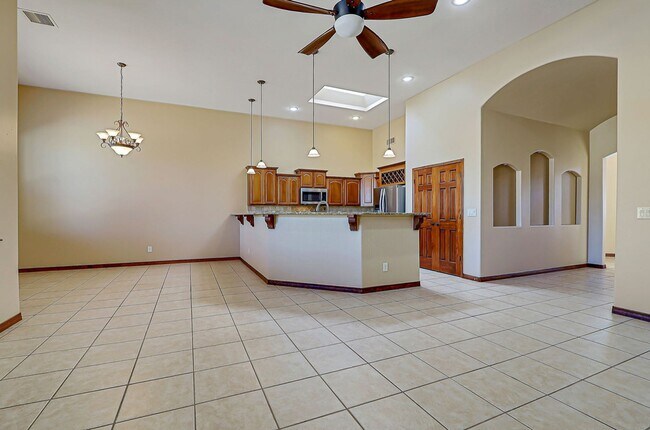 Building Photo - Beautiful Home in Sonoma Ranch with Amazin...