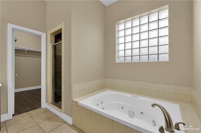 Building Photo - 29 Barcelona Blvd