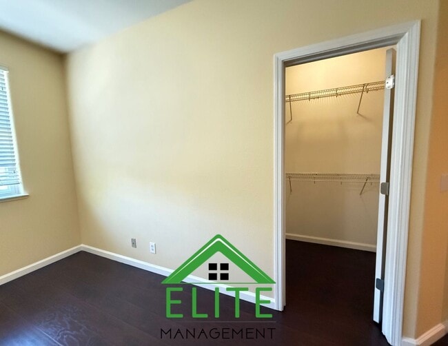 Building Photo - **Spacious and Updated Townhome in Desirab...