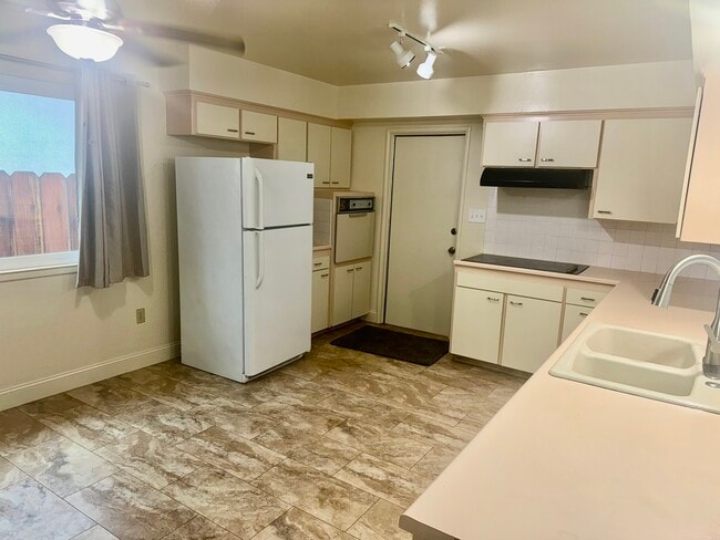 Building Photo - 4548 N Meridian Ave