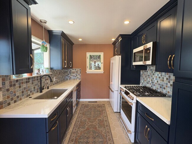 Building Photo - Views! Enchanting 2+1 Artists Retreat Nestled in Tujunga Hillsides
