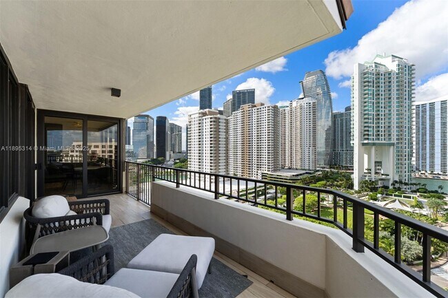 Building Photo - 520 Brickell Key Dr