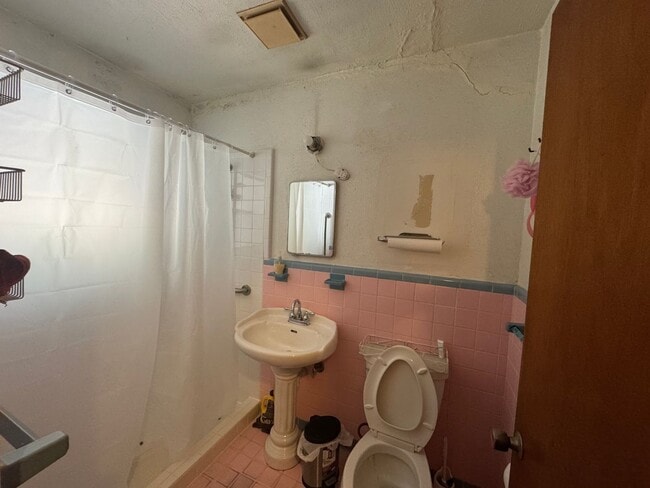 Building Photo - Lovely 3 Bedroom, 2 Bath Bungalow in the H...