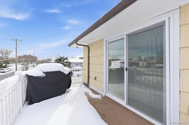 Building Photo - 401 W Walnut St