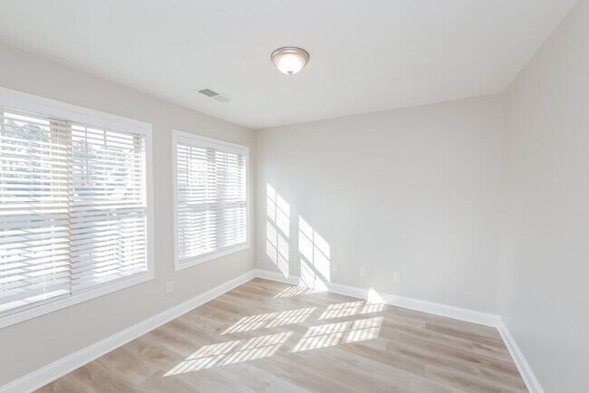 Building Photo - 184 Greenview Dr