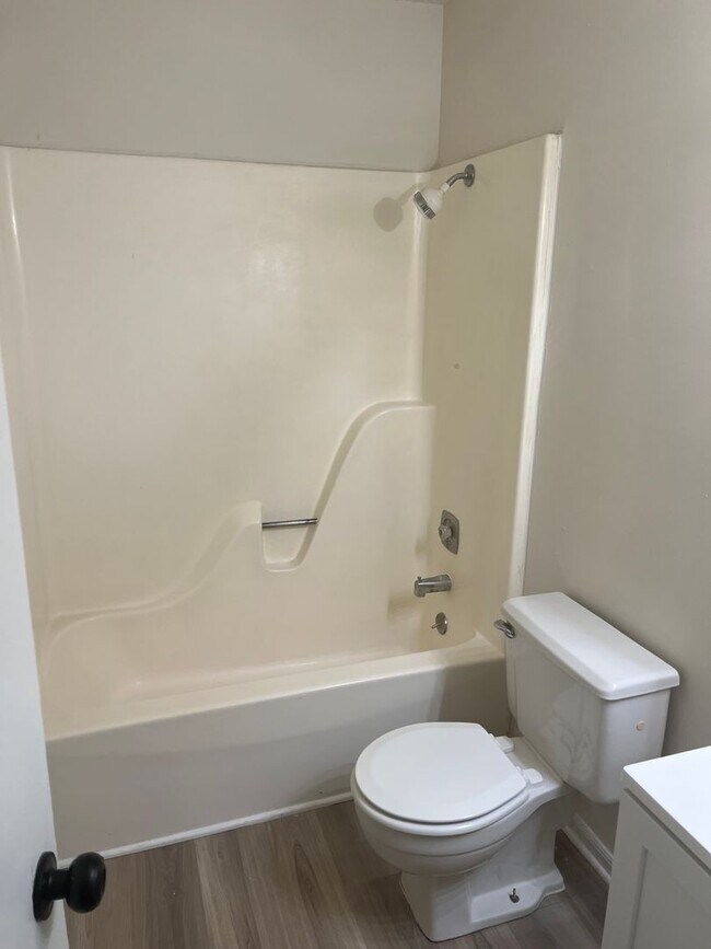 Building Photo - 758-760 Southampton Dr