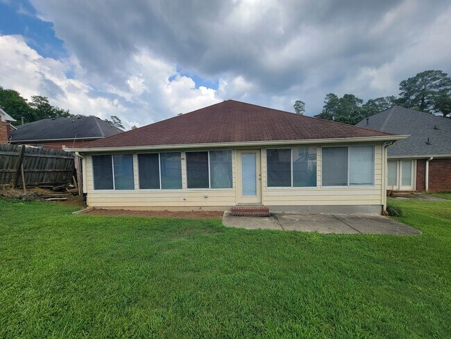 Building Photo - 2910 Pointewest Dr