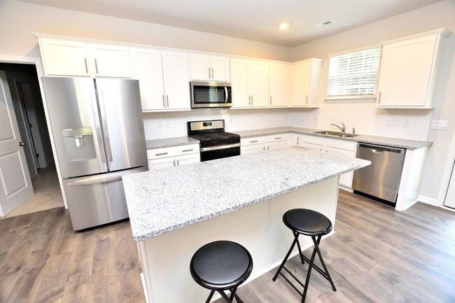 Building Photo - 468 Rosemount