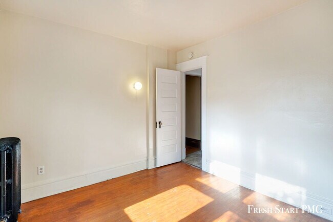 Building Photo - Spacious 3-Bedroom Haven with Sunroom & Wa...