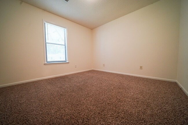 Building Photo - E. Charlotte - 3br 2ba Ranch w/Sunroom