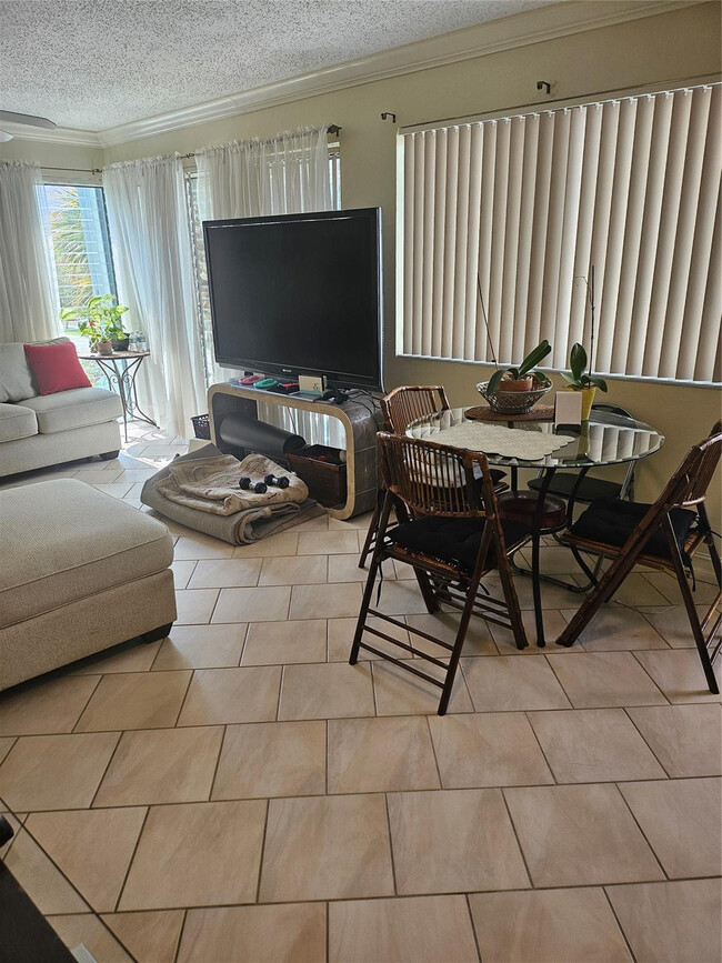 Building Photo - 1045 SE 15th St