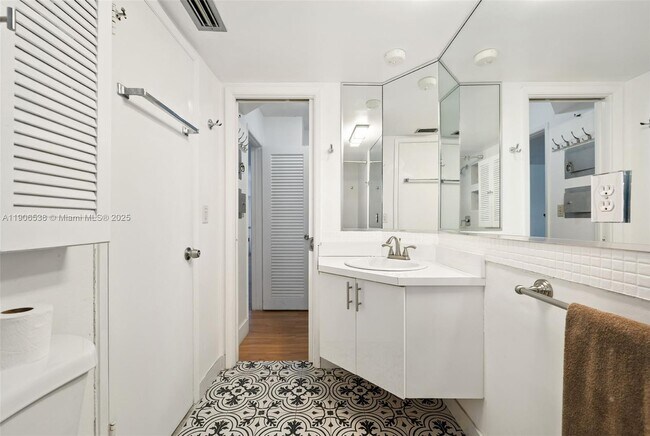 Building Photo - 1350 NE 191st St