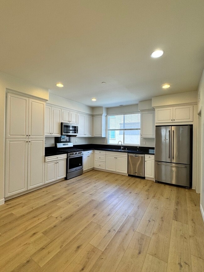 Building Photo - Newer Townhouse for lease in Eastvale.