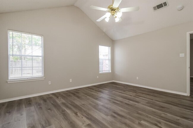Building Photo - 2310 Summit Dr