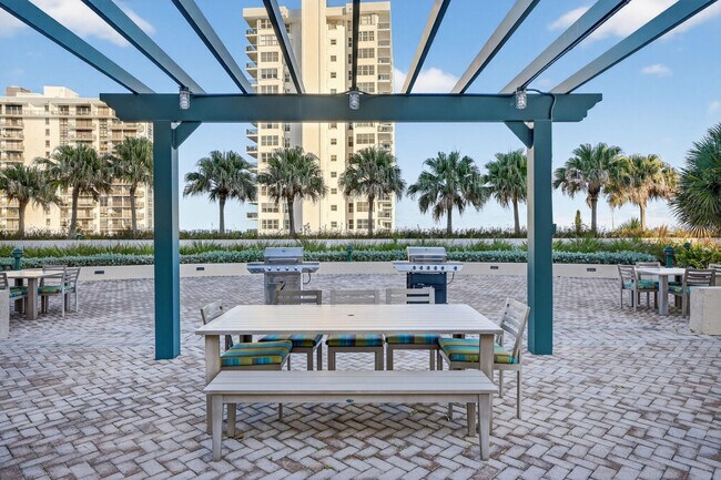 Building Photo - 3020 NE 32nd Ave