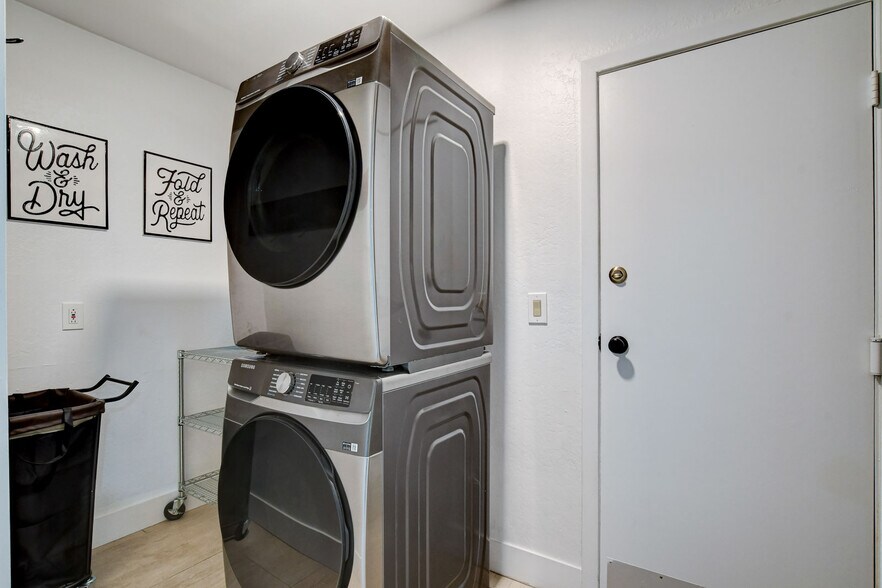 Building Photo - 945 Vegas Valley Dr