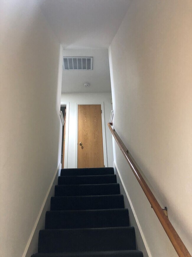 Building Photo - RENT REDUCTION -Spacious 5bdr/3bath units available for a lease ending May 30. Building is locate...