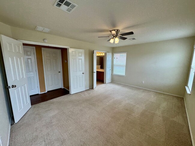 Building Photo - 5207 Bridgewood Dr