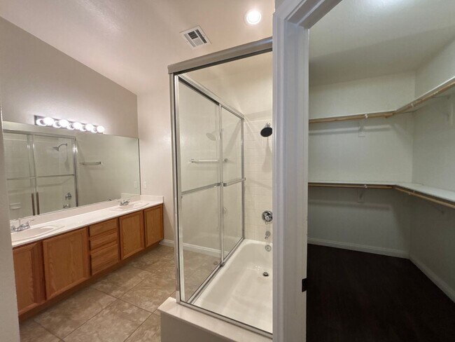 Building Photo - ***MOVE-IN SPECIAL!!!*** 2-Bedroom, 2-Bathroom Townhome located in Henderson, Nevada